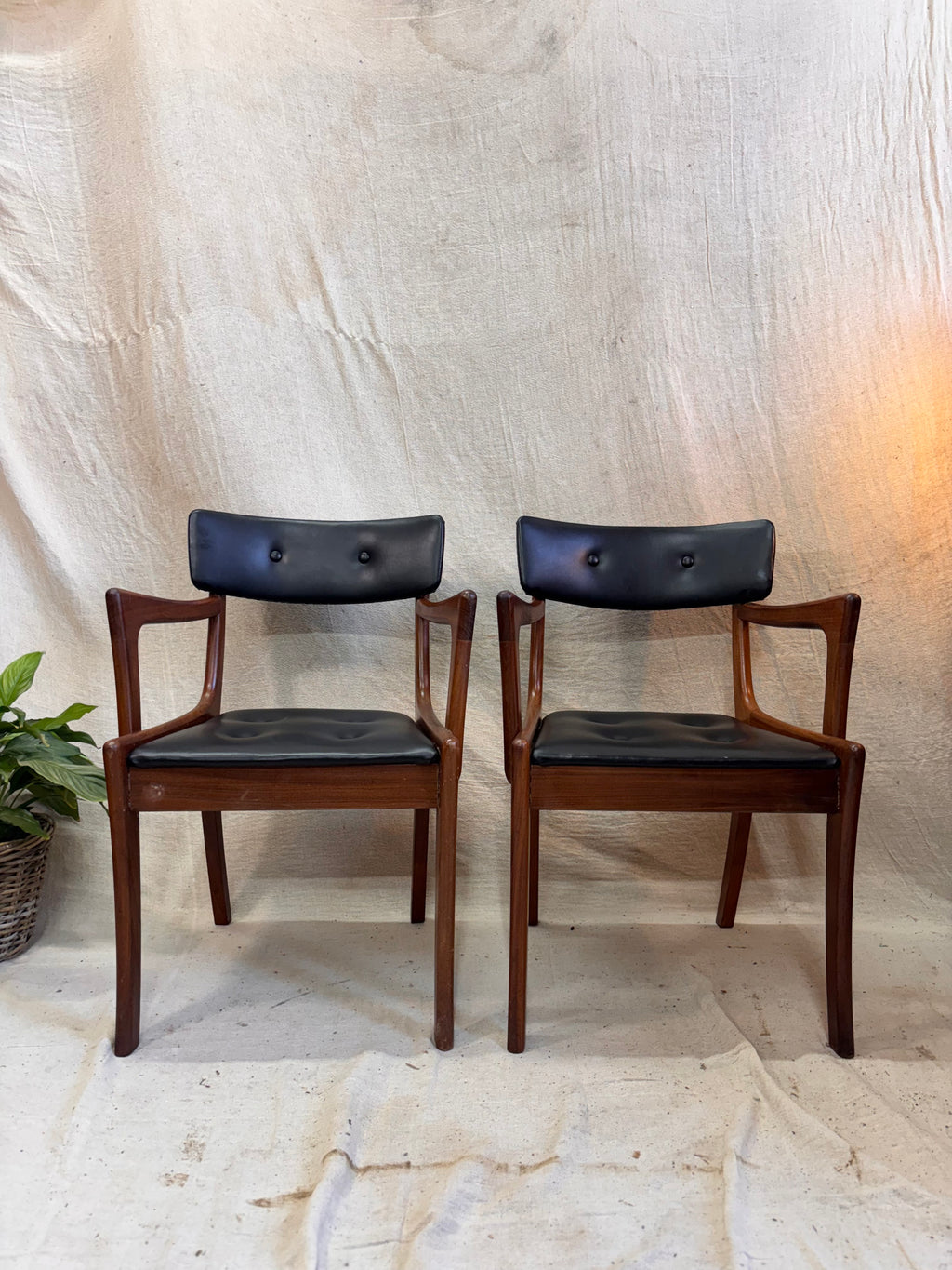 G Plan teak dining suite complete with an oval table and 6 sculptural chairs